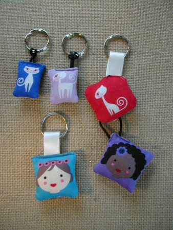 Llaveros con diferentes dibujos rellenos de espuma