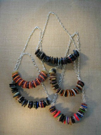 Collares con botones de colores